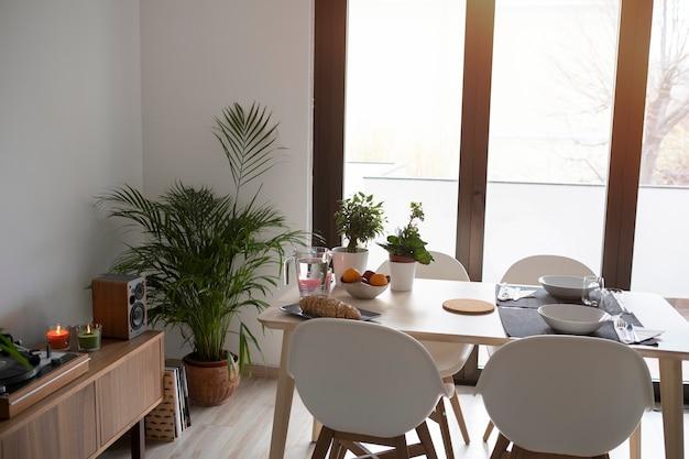 Чистые линии и пространство в современном минималистичном интерьере квартиры