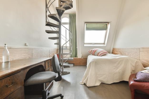  Кровать на втором уровне в небольшой однокомнатной квартире с современным дизайном