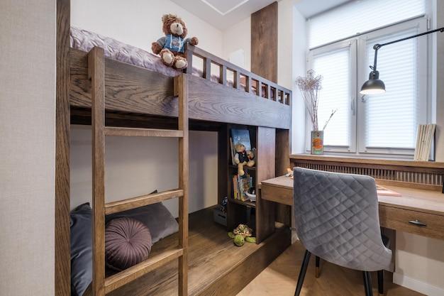  Удобная кровать на чердаке в компактной однокомнатной квартире со стильным интерьером
